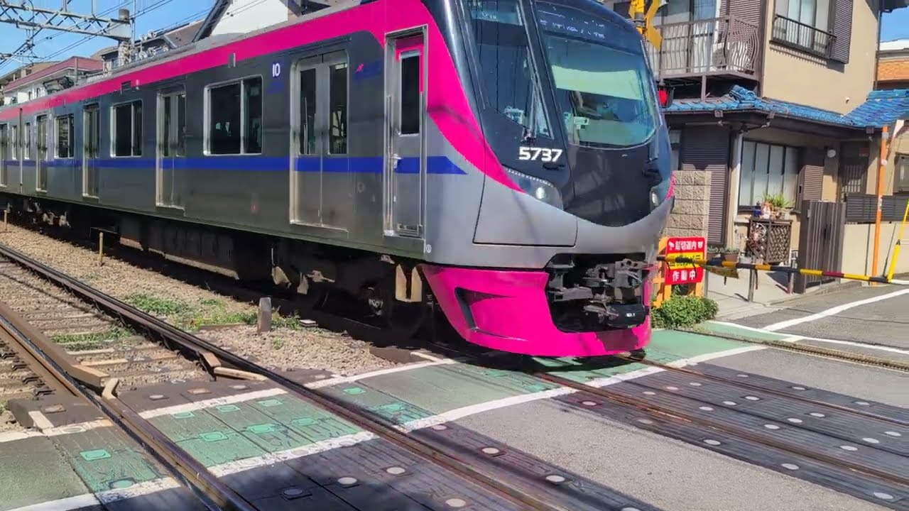 京王線 5000系 7000系 都営新宿線直通列車 柴崎駅近くの踏切り