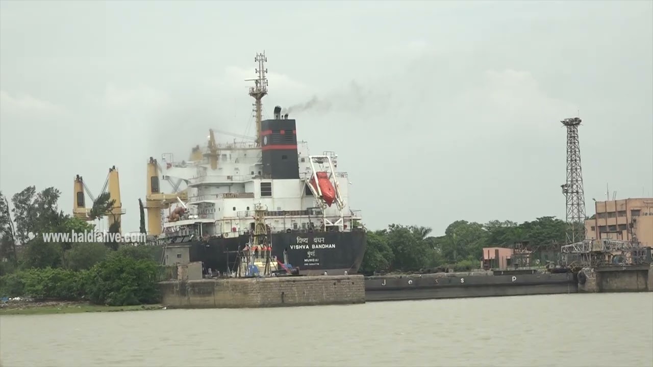 হলদিয়া বন্দরের ইতিহাসে এই প্রথম বঙ্গোপসাগরে দুটি বিশালাকার জাহাজ থেকে পণ্য খালাস করা হচ্ছে।
