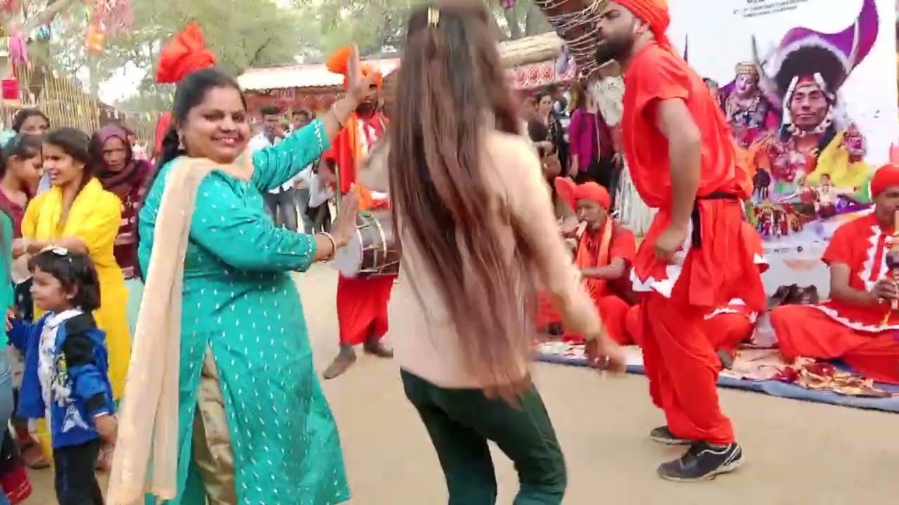 मुझे नाचने में शर्म आ रही थी 🫣बहुत सारी पब्लिक थी वहां पर बेटी ने मुझे बोल मामा नाचो और मैं नाची 🎉🎊🥳