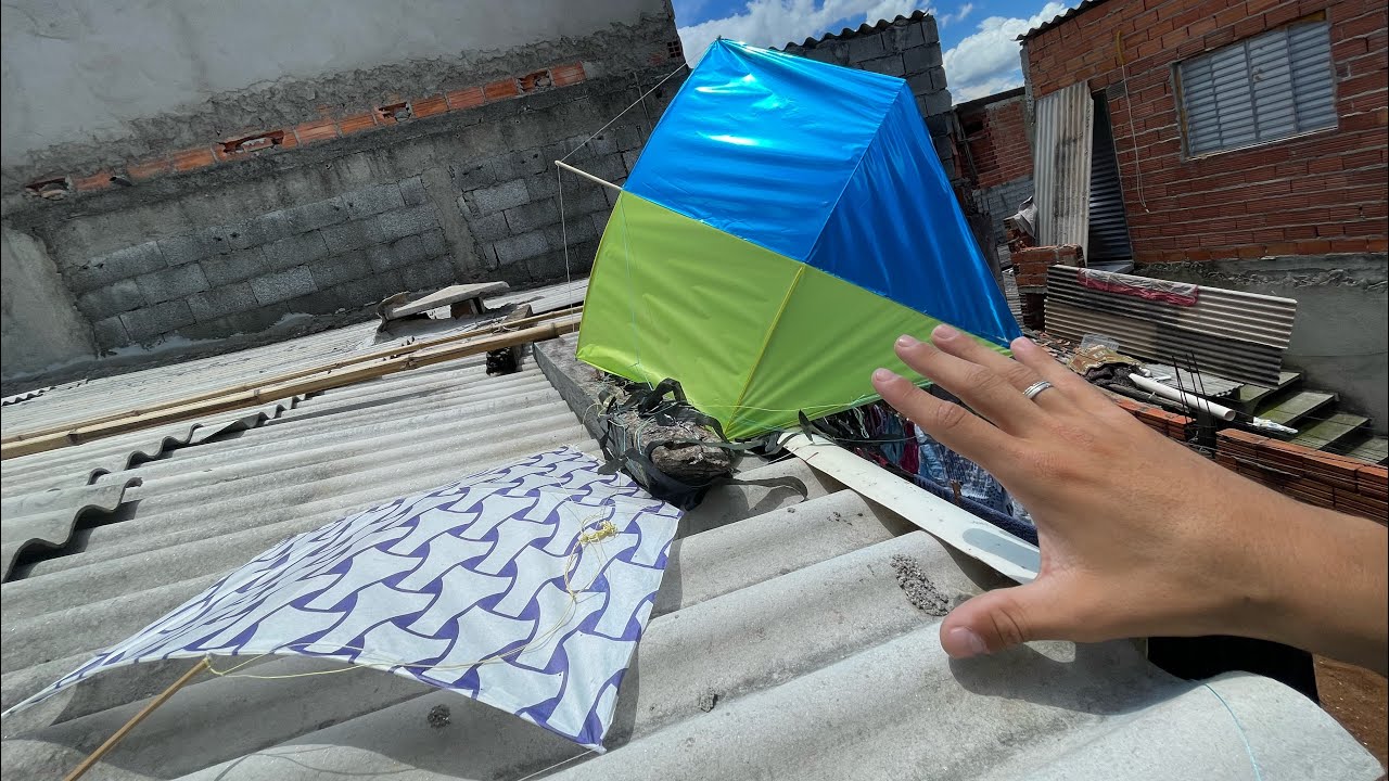 Caiu Duas Pipas Emboladas No meu Telhado e Fui Resgatar *