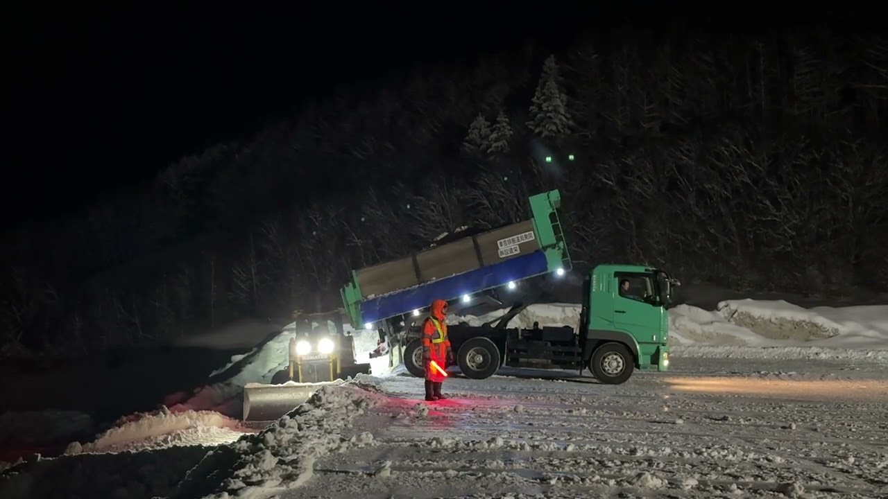 ブルとダンプの夜間作業 どのダンプがお好き？