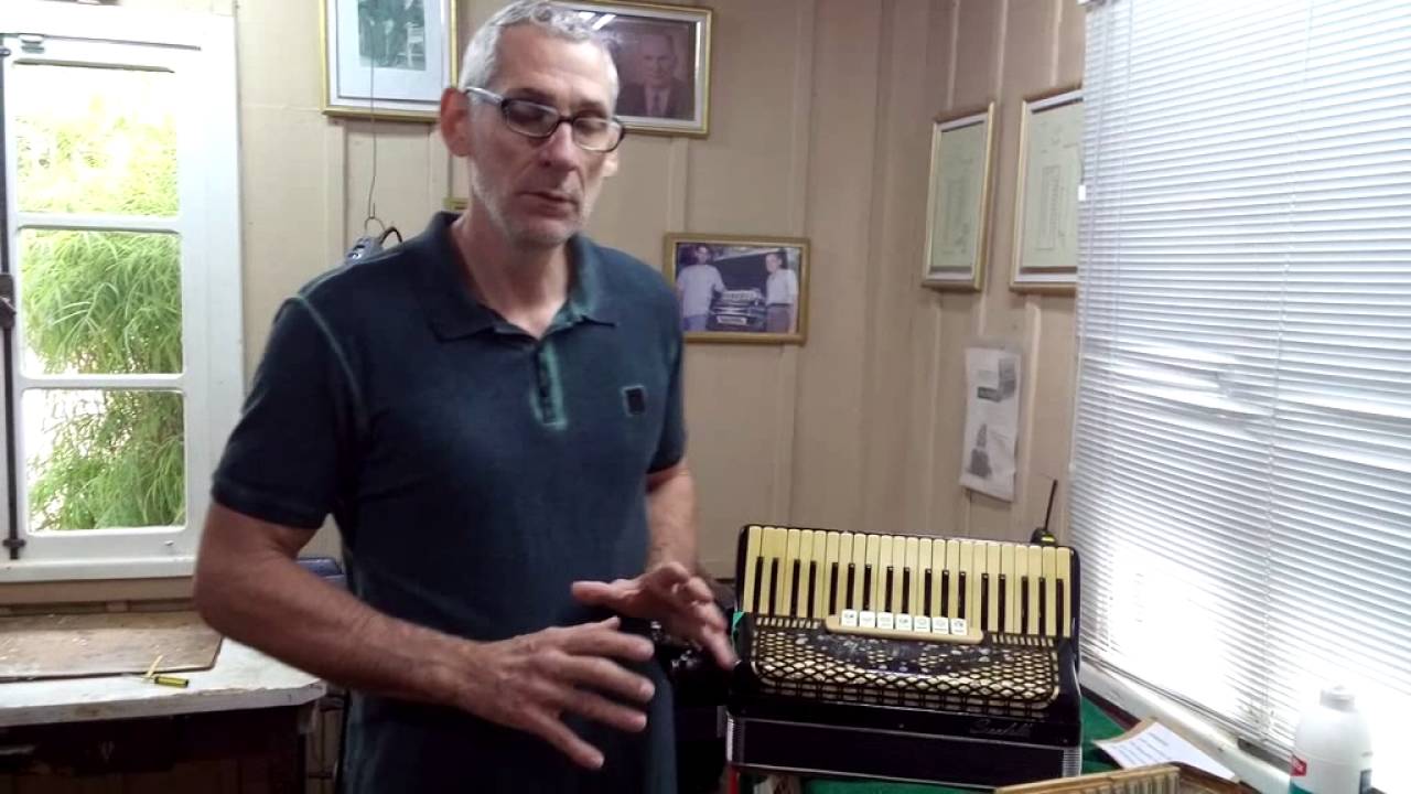 Acordeon com gambiarras das grossas.
