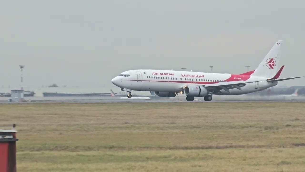 Boeing 737-800- 7T-VKK Air Algérie landing at Paris CDG 