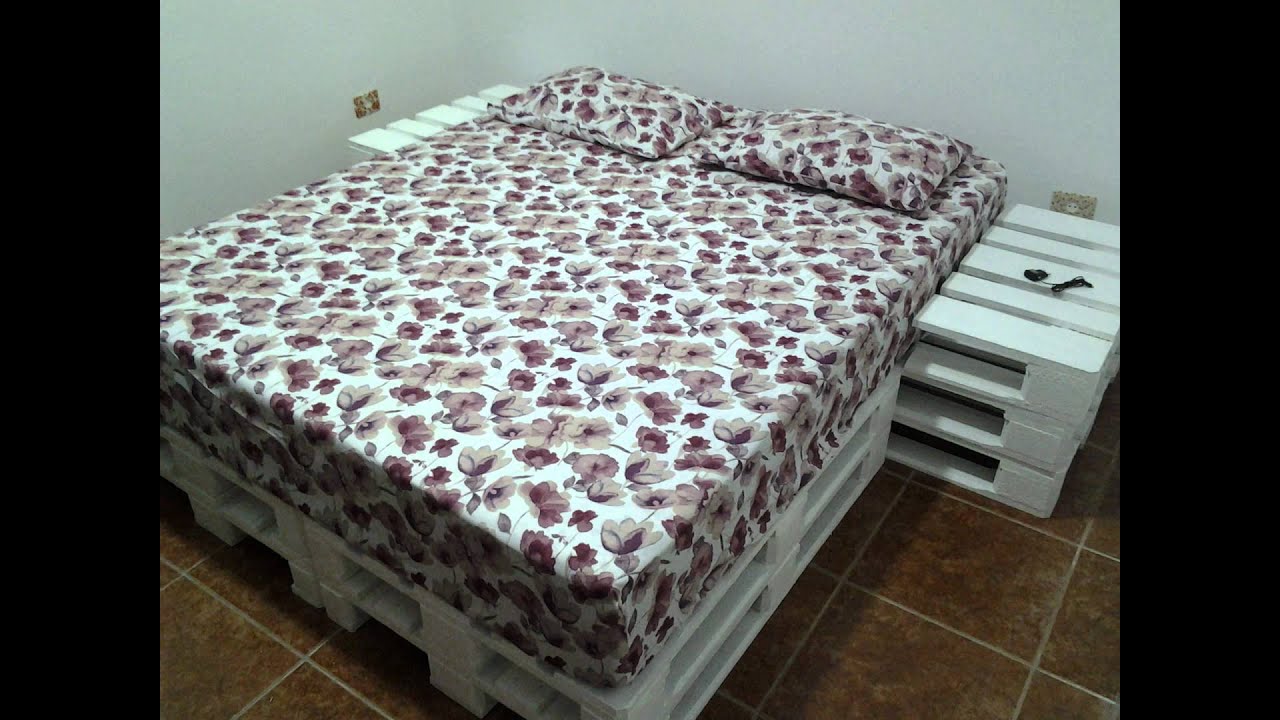 Cama de Pallet com cabeceira de capitone.