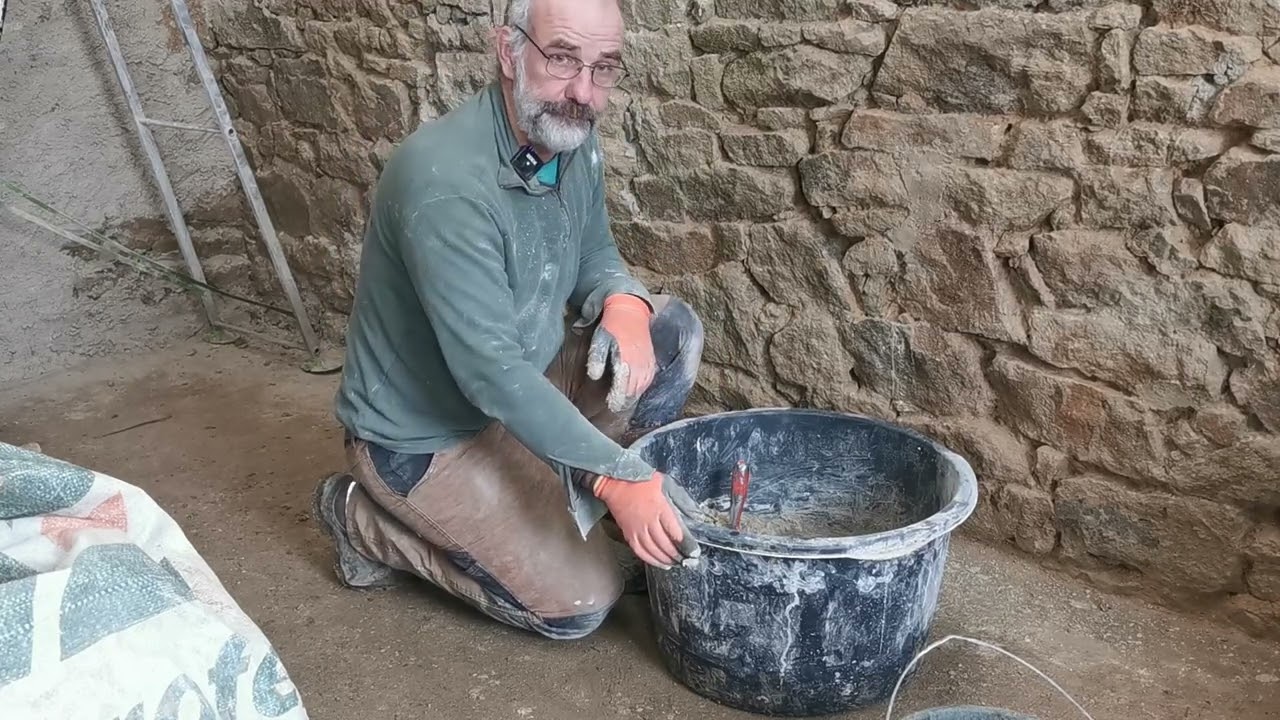 Kroazhent #145 - Dégrossi à la chaux sur mur en pierres montés à la terre (vidéo commenté de 33')