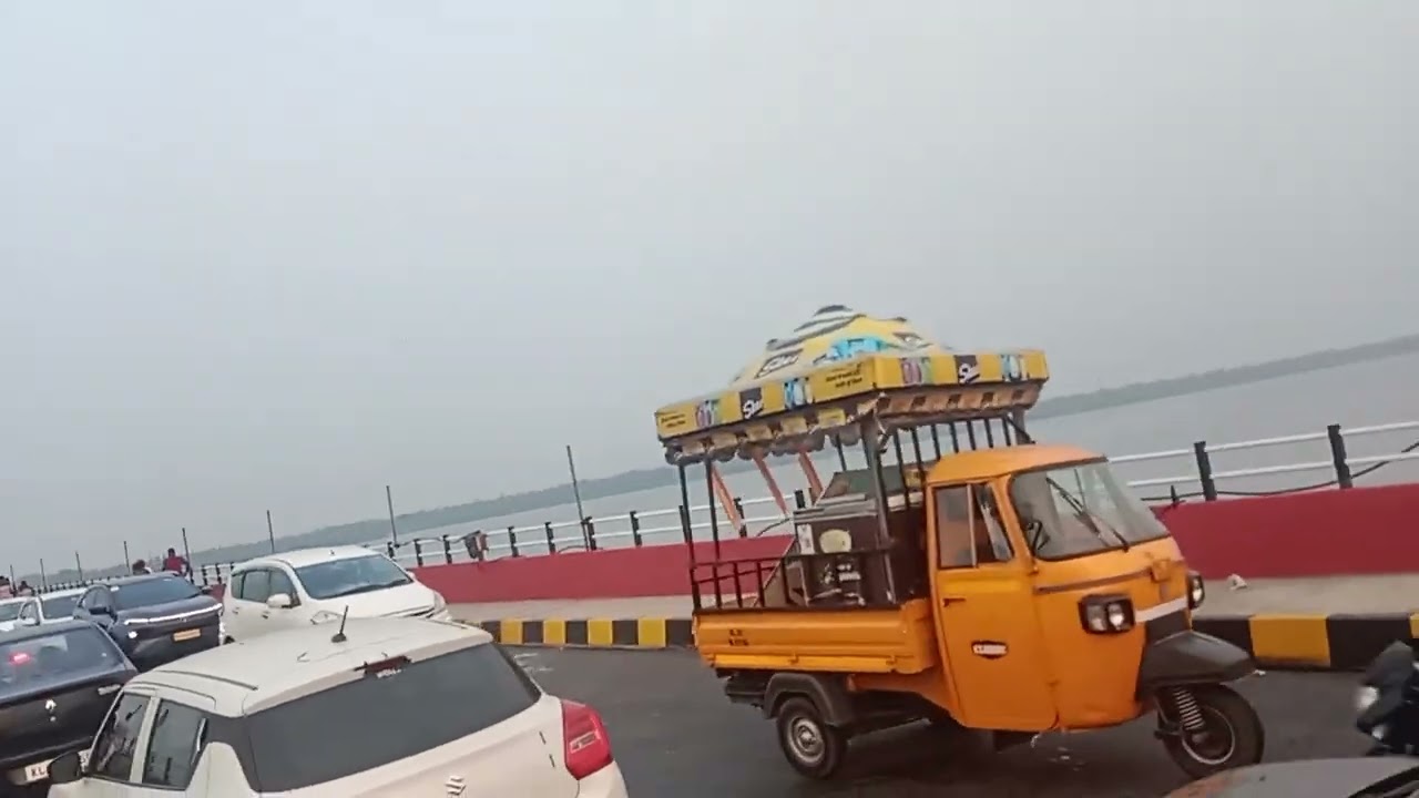 പെരുമ്പളം മഴവിൽ പാലം ഇന്നലെ ഓപ്പണിങ്ങിന്റെ തിരക്കാണ് കാണുന്നത്