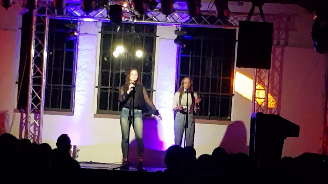 Natalie mit Franzi singen auf einem Kleinkunstkonzert 