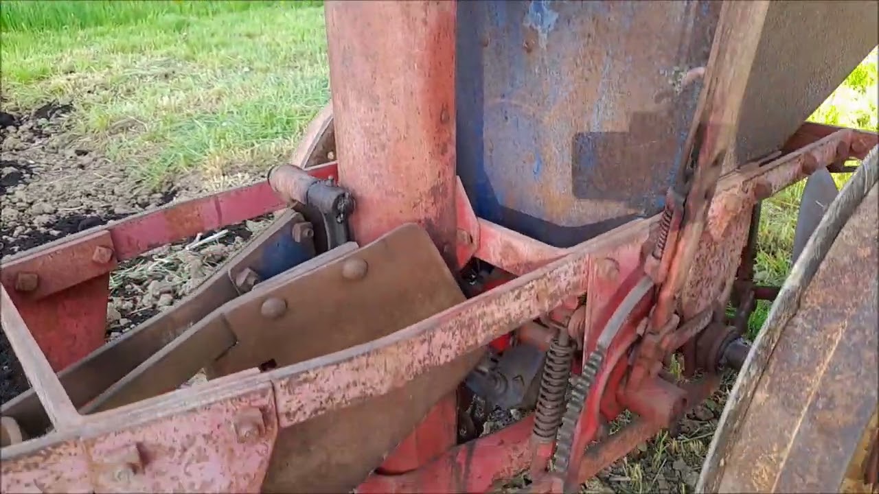 Vatter ´s erleben: Kramer K18 beim Kartoffellegen mit der Mc Cormick Kartoffellegemaschine
