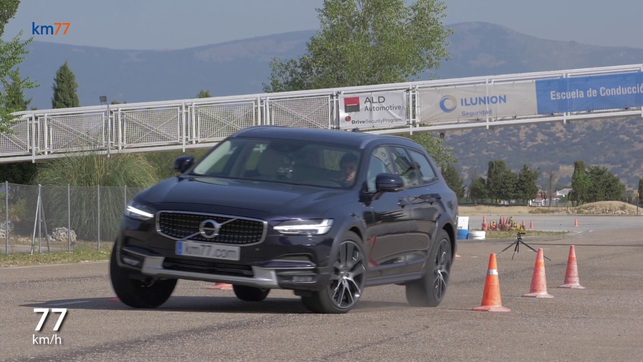 Volvo V90 Cross Country 2017 - Maniobra de esquiva (moose test) y eslalon | km77.com