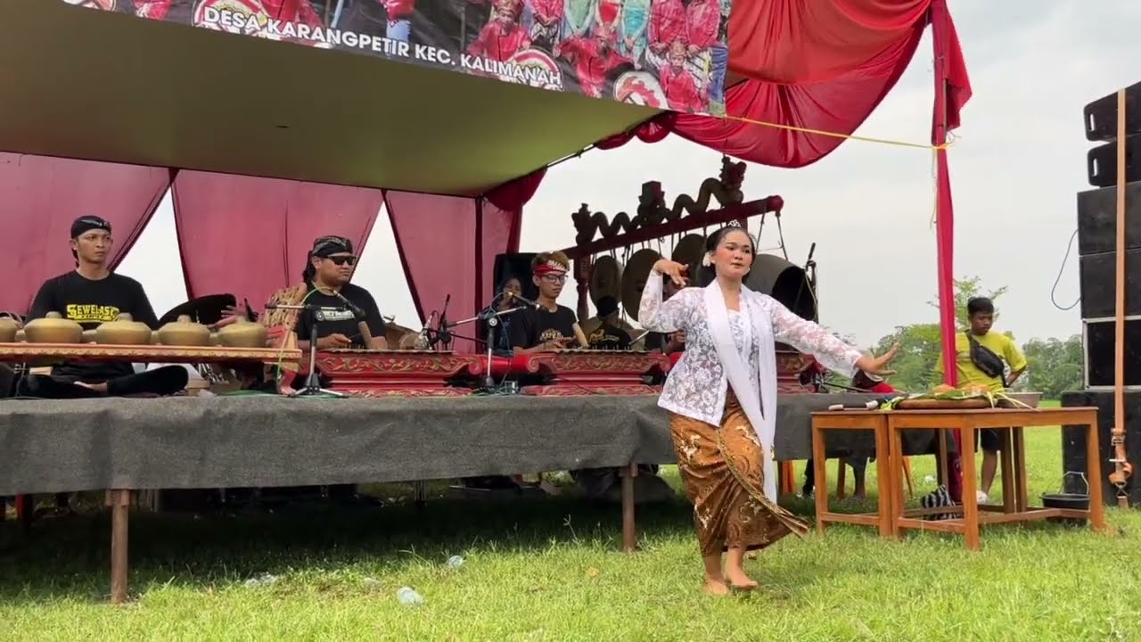 Ebeg Punden Putra Mengguncang Karangpetir Sinden Menari 