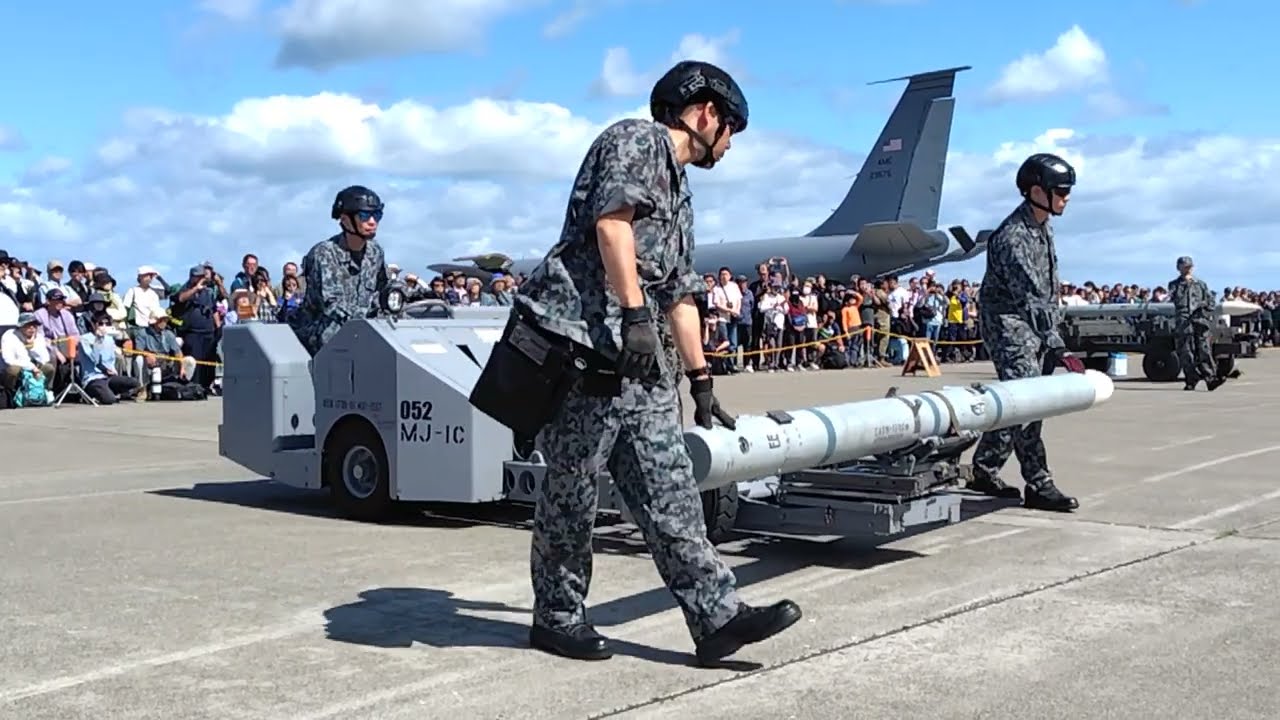 日米のあまりにも違いすぎる弾薬搭載訓練展示　三沢基地航空祭2025
