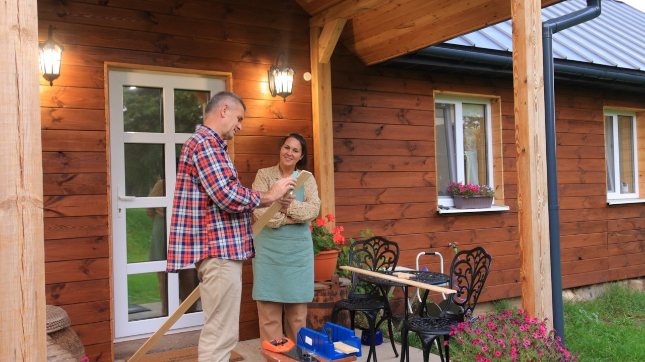 Deszczowy jesienny dzień na wsi. Gorący obiad i zadomowienie się w domu.