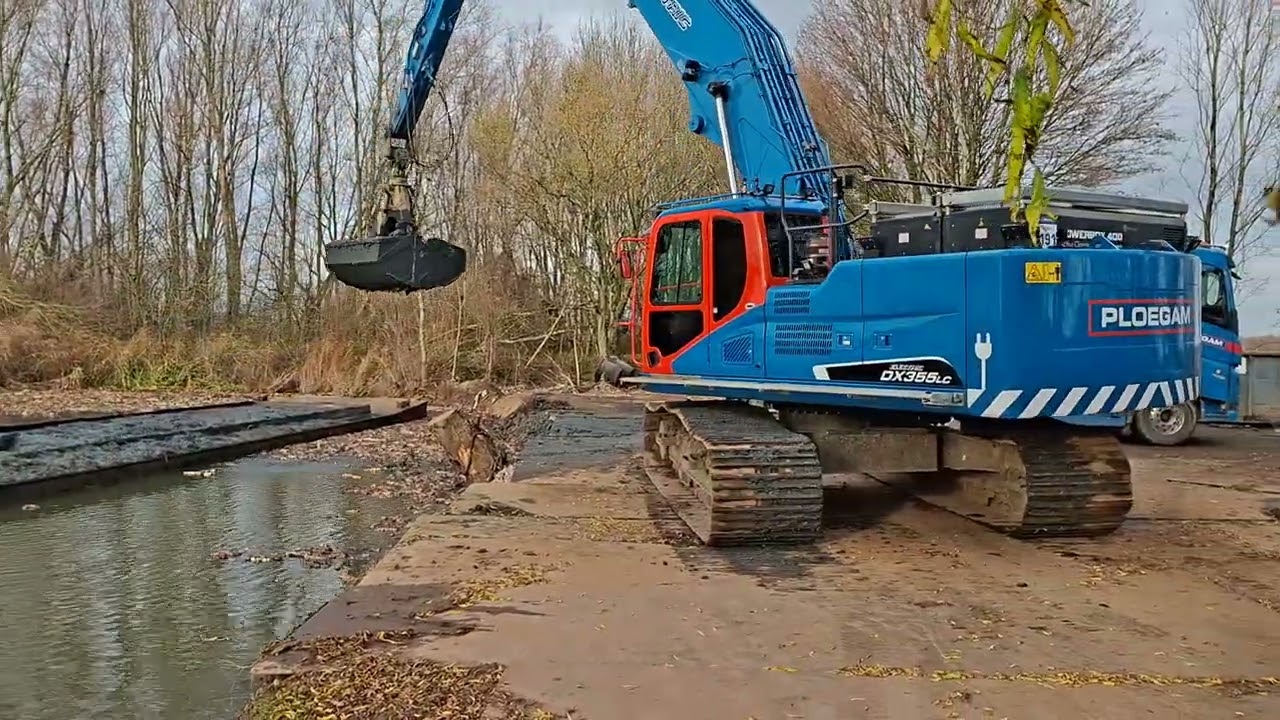 Midi duwboot Esther met snelwissel klem van G.M. Damsteegt met 80m3 beunbakken.