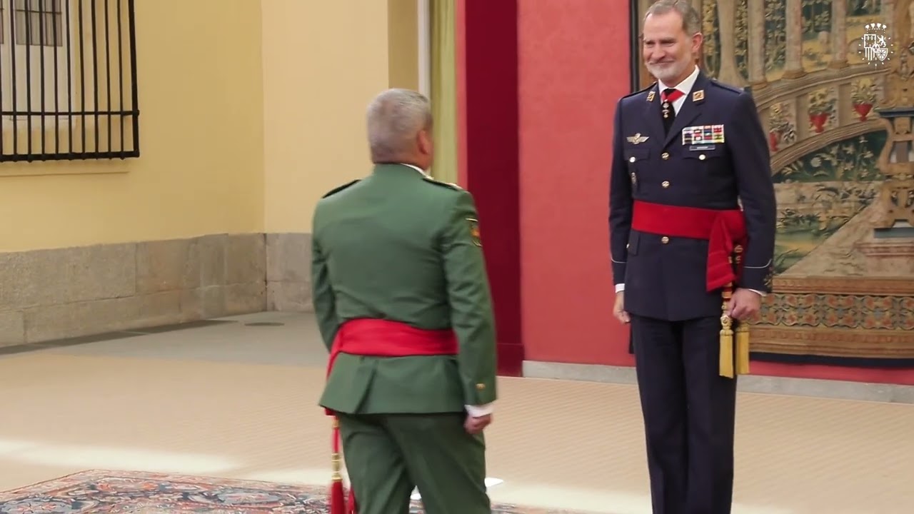 S.M. el Rey recibe en audiencia a un grupo de generales de brigada y contralmirantes