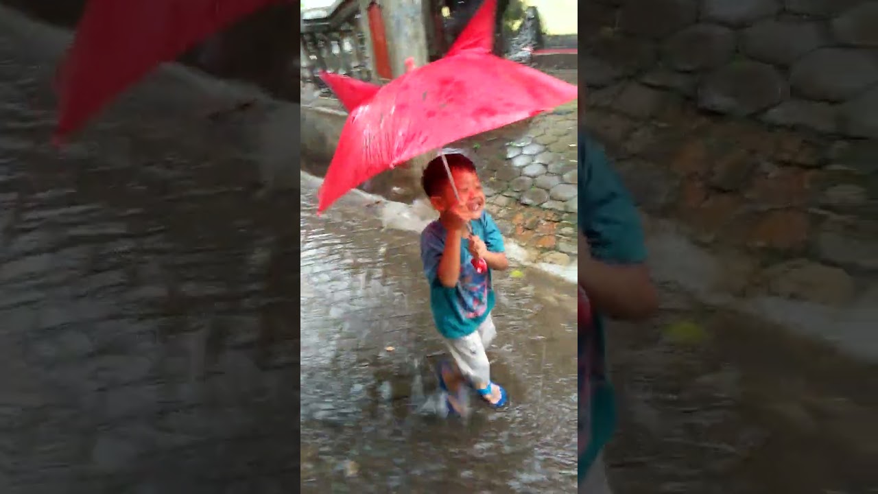 Gara gara Payung Anak Kuping Kecil #shorts #payunganak