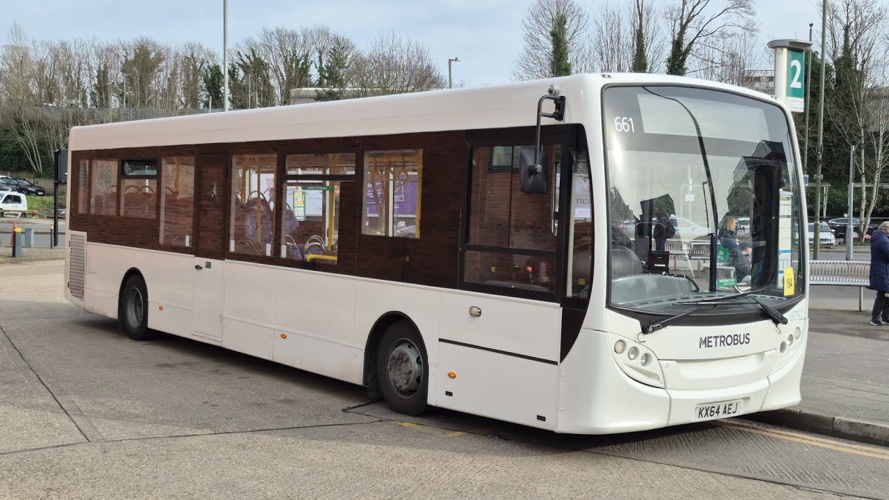 Metrobus ADL Enviro200 | 6752 (KX64 AEJ) | Route 100