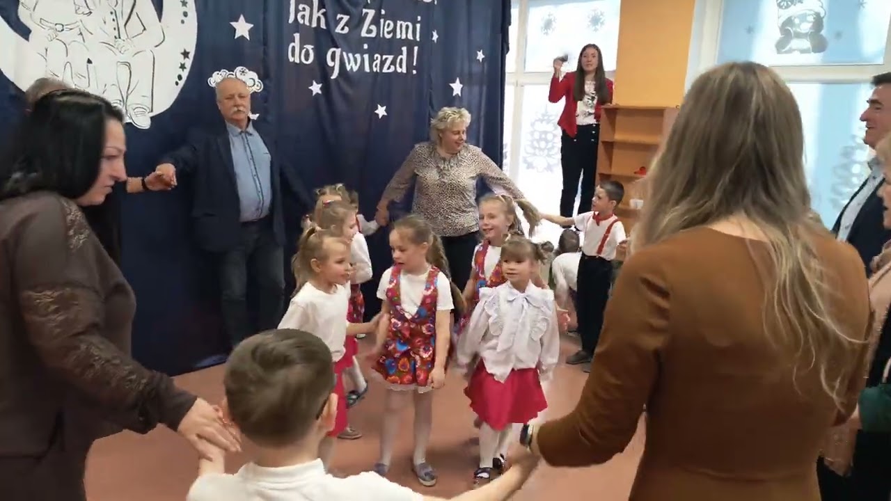 Wesołe tańce podczas Dnia Babci i Dziadka w grupie ''Teczowe Nutki''