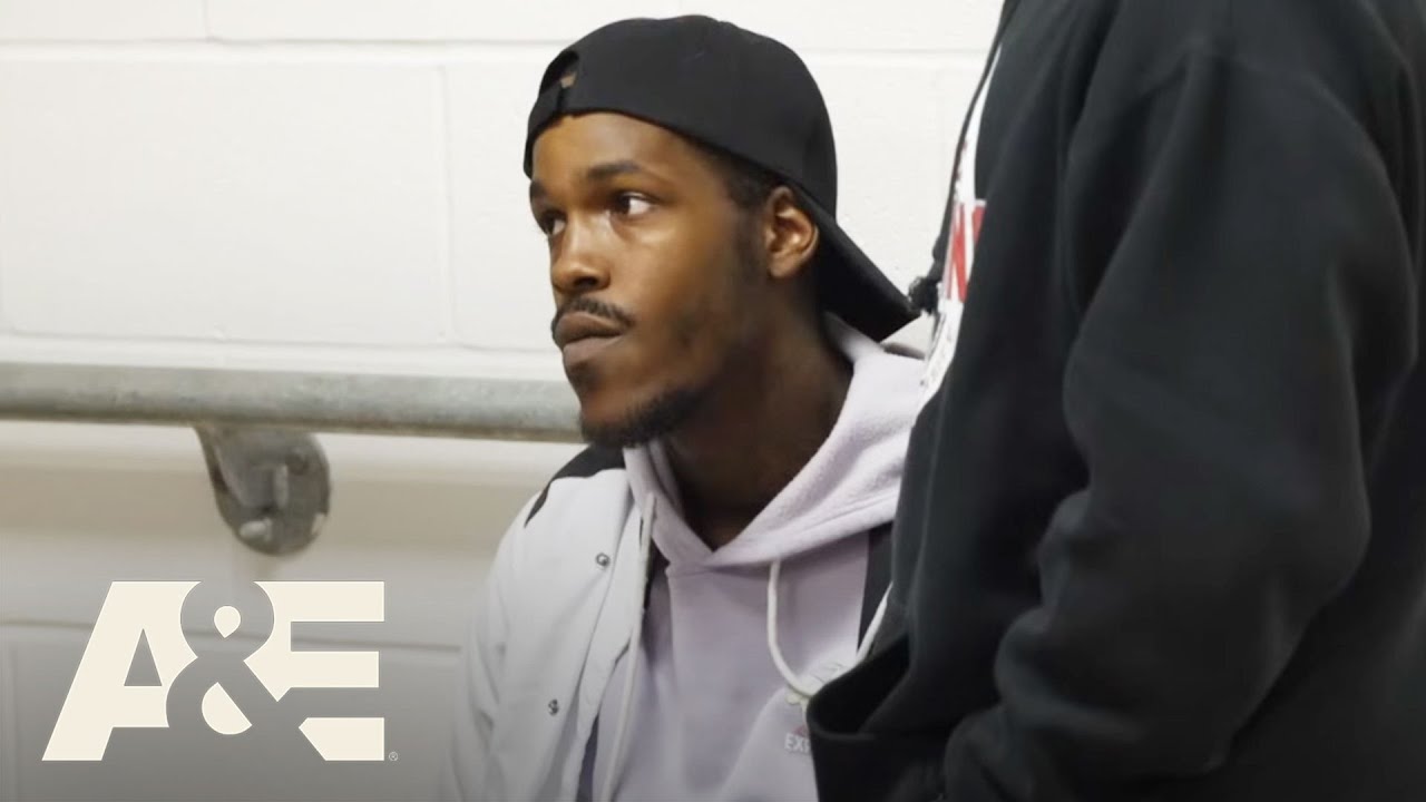Undercover Officers Locate & Bring Man with Arrest Warrant into Custody | Stadium Lockup | A&E