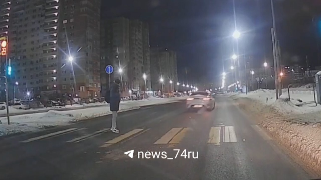 Болид пролетел на красный в сантиметрах от пешехода. Real video