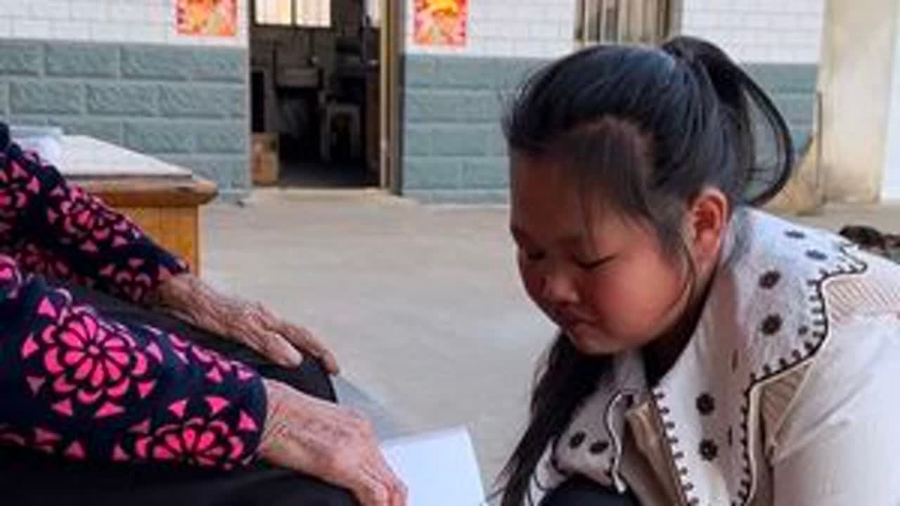 91岁奶奶为子孙辛苦一辈子，老了到了享福的年纪，却又怕给儿孙增添麻烦，怕自己成为累赘，钱花了可以再赚，可是老太只有一个，11岁重孙女的一番话，让人泪目#记录真实生活 #农村生活 #隔辈亲@涵涵一家