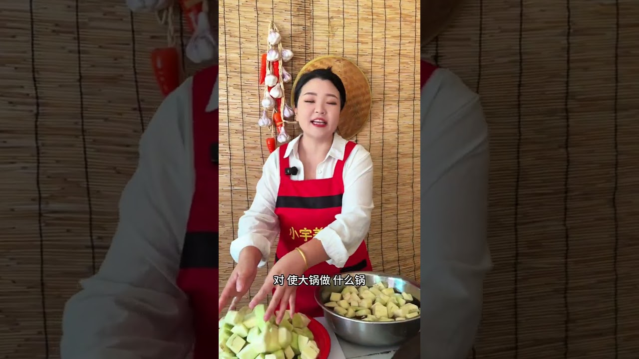 大锅熬茄子贴饼子这一口下去全是记忆里儿时的味道，外面的世界再精彩，也抵不过家里这浓浓的烟火气，柴火饭的味道是最真实的！#新农人计划 #农村美食 #抖音美食创作者 #乡村味道 #创作者扶持计划