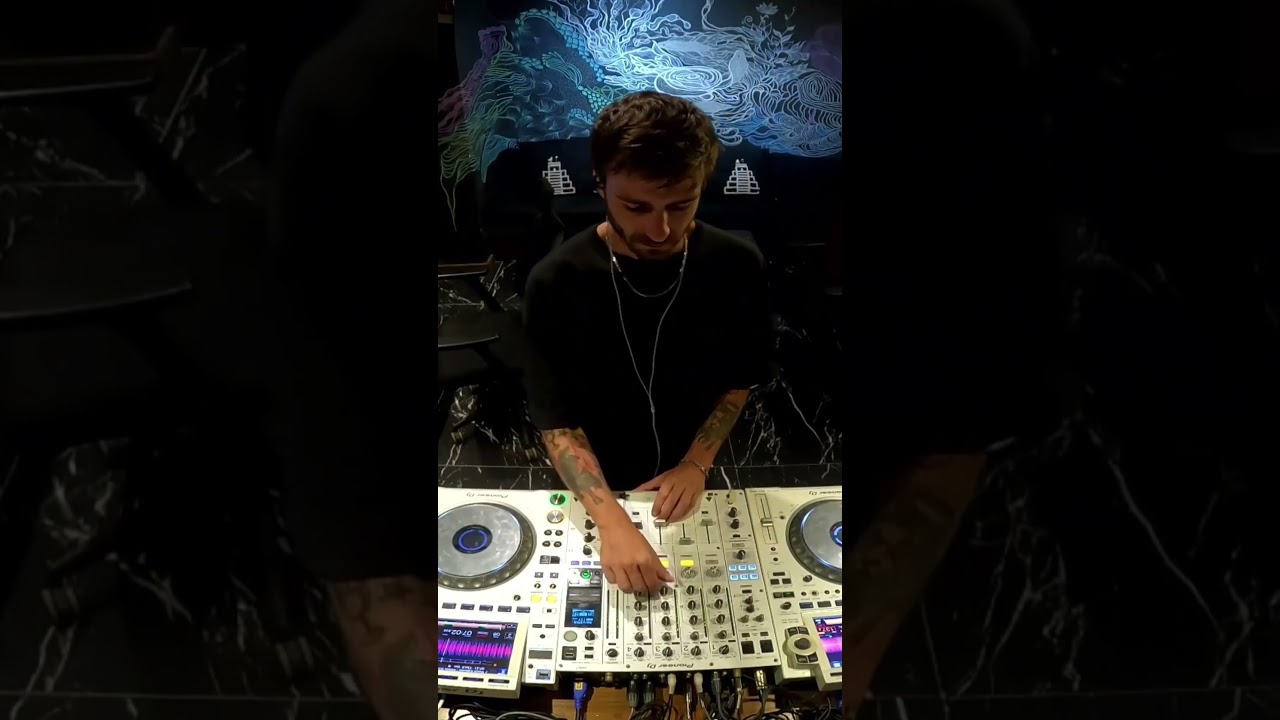 Keep your hands on the Jog to keep the mix clean #mixtip #radioshow #technomusic