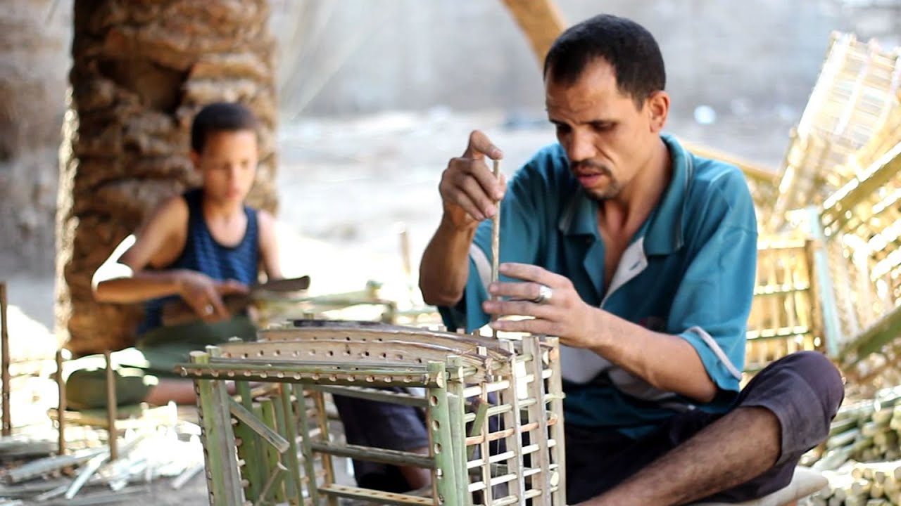 رزق «المرازيق» على نخلها: الأكل تمر.. والوظيفة صناعة أقفاص
