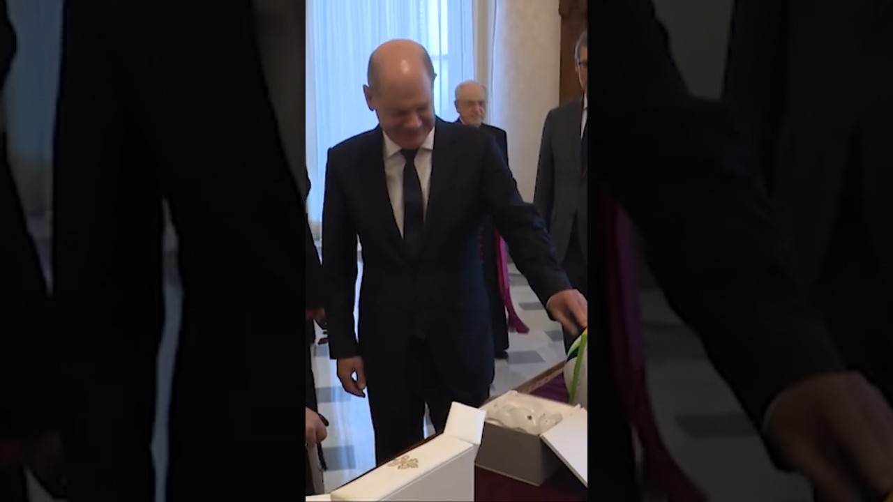 The German Chancellor gives Pope Francis the official ball of Euro Cup 2024