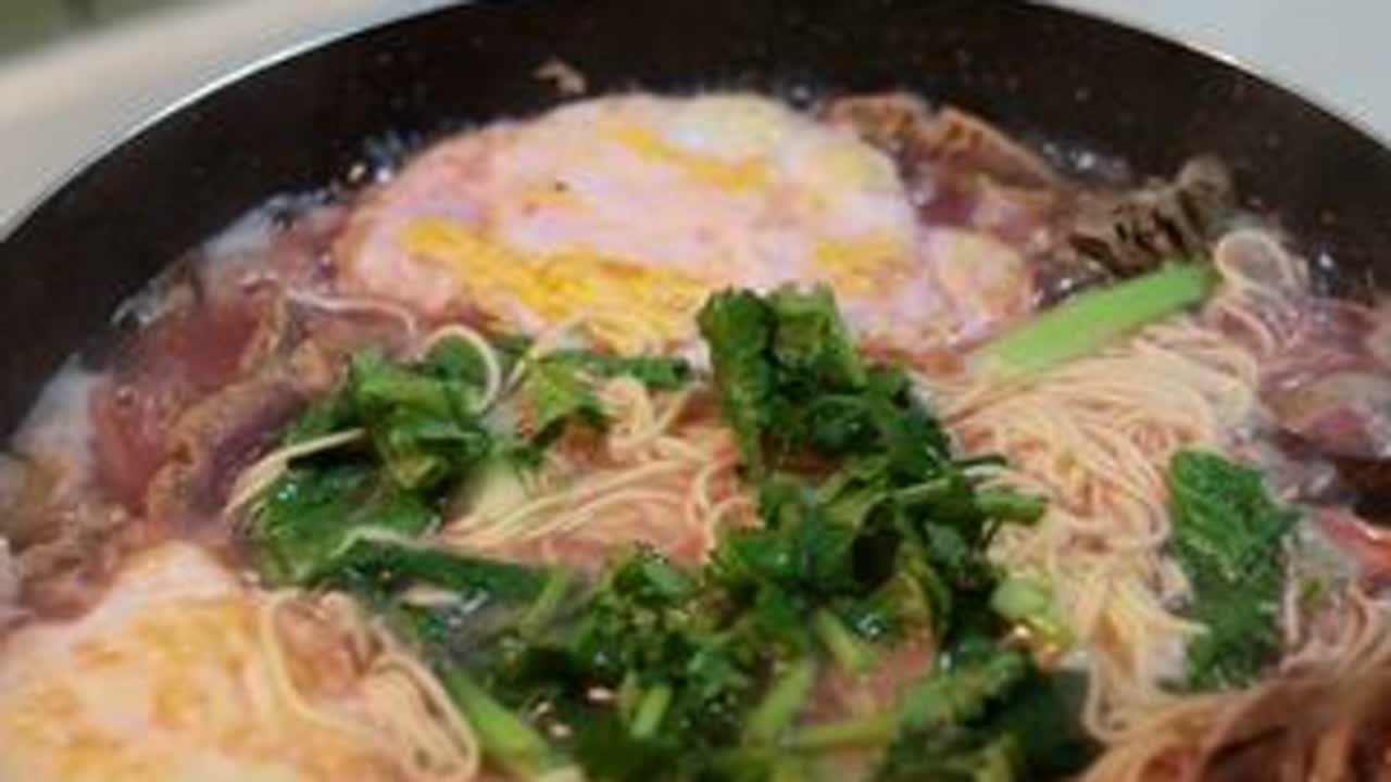 红菇鸡蛋肉丝面，我家的早餐常客。 红菇还可以换成羊肚菌、鹿茸菇、香菇之类的其他菌菇。配菜也可以根据冰箱里的菜来搭配，主打一个不浪费。#红菇 #面条 #早餐 #美食教程