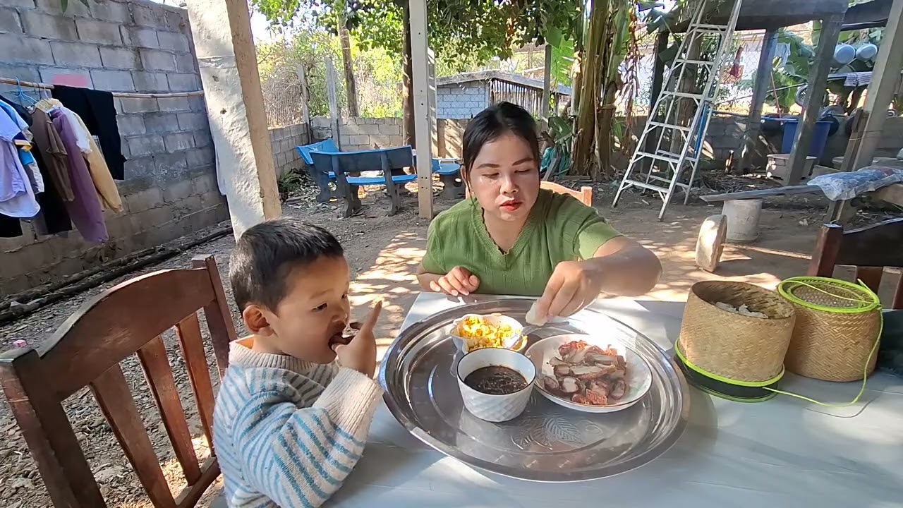 สองแม่ลูกวันนี้กินข้าว เช้า เร็วจ้า