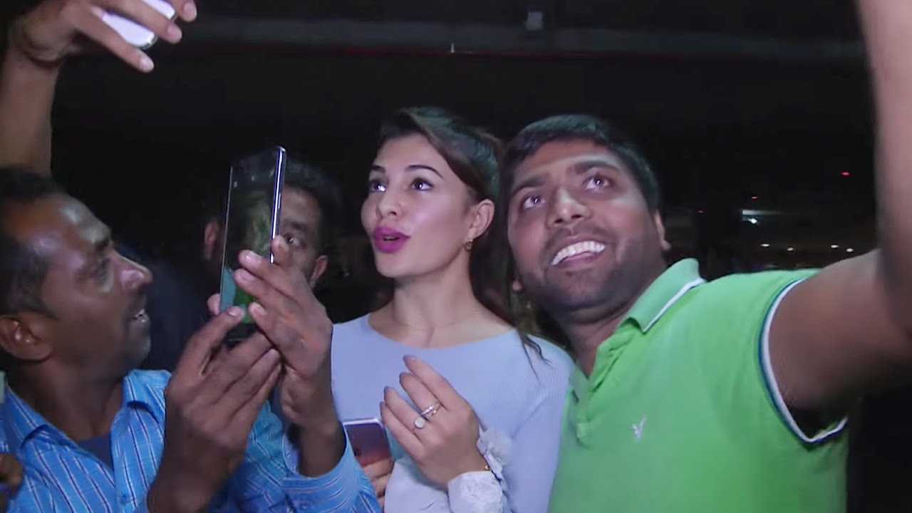 Jacqueline Fernandez mobbed by men at the airport