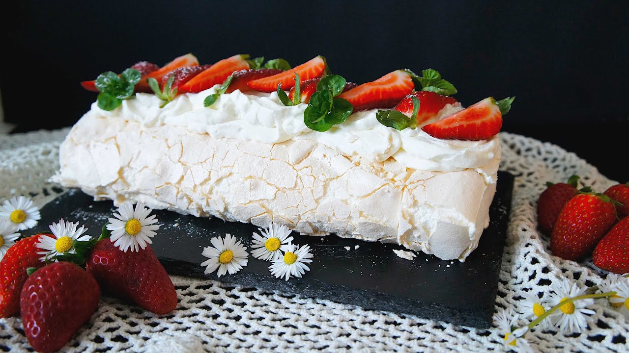 Rotolo di meringa con crema al mascarpone, panna e fragole