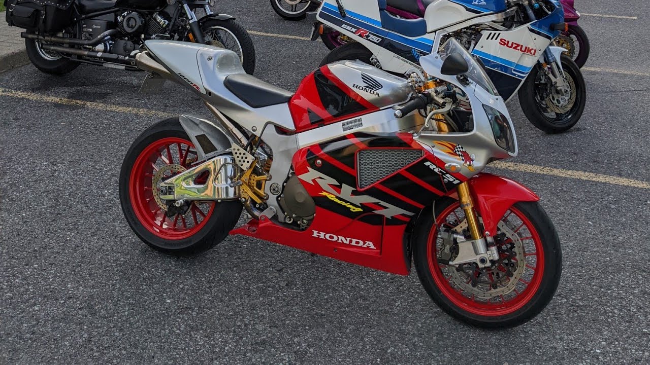 Showcasing a well done up RC51! Has there ever been a better sounding bike?