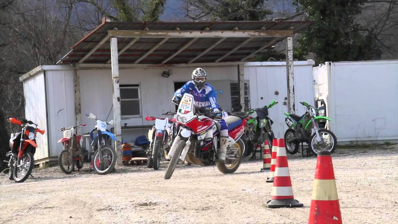 Esercizi Maxi Enduro con Africa Twin - Slalom in piedi - ARSENAL SCHOOL