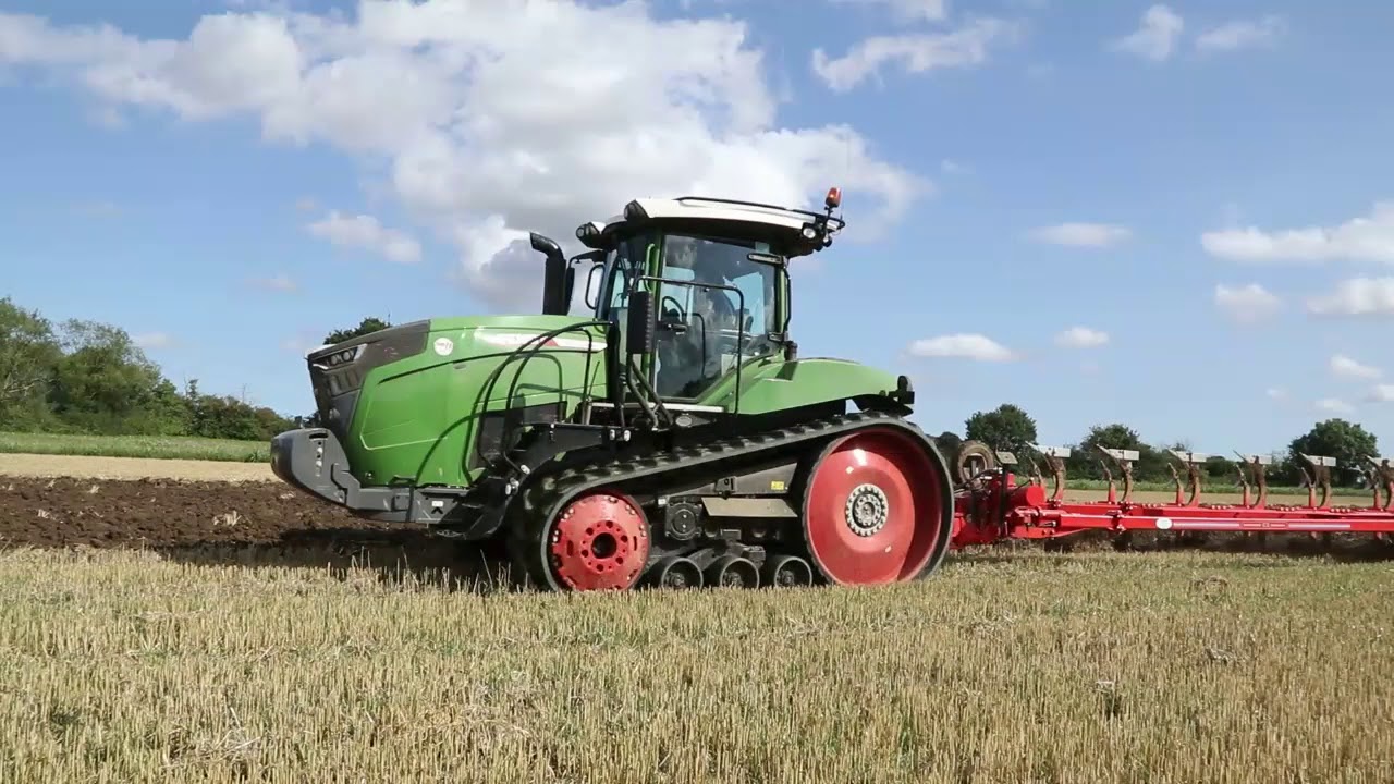 Fendt 943 ploughing