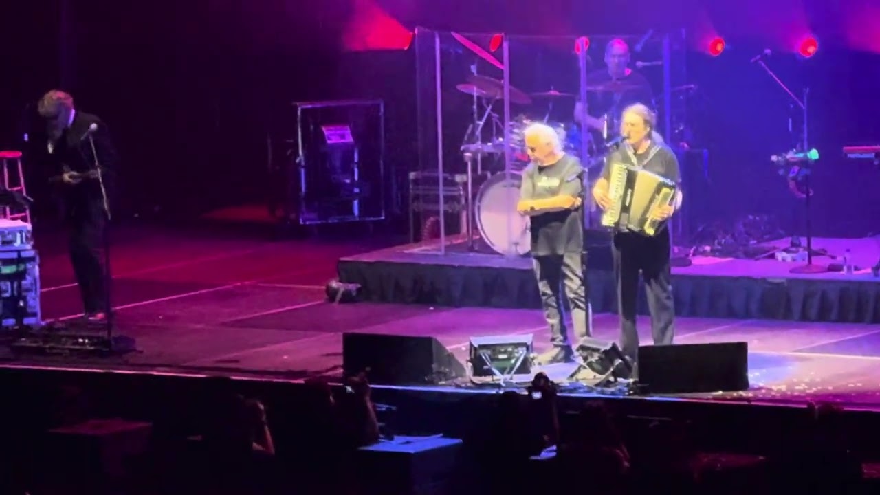 Weird Al singing snippets of his hits at The Kia Forum #weirdalyankovic #weirdal #alfredynkovic