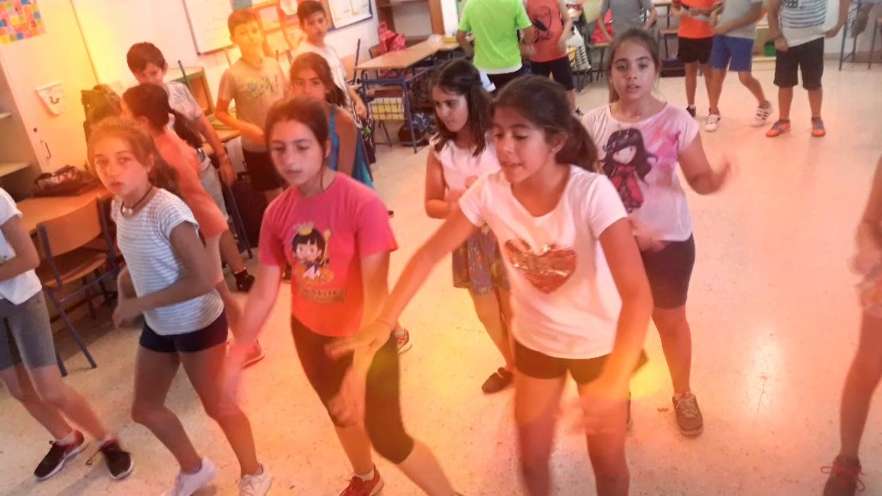 Grupo 5ºB Ensayo en el aula Baile Fiesta Fin de Curso 16 17 CEIP San José de La Puebla de Cazalla