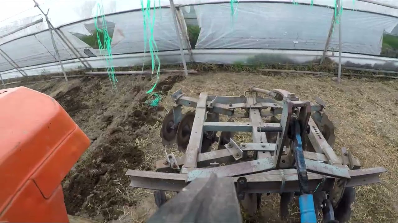 Preparando el suelo para la siembra  bajo invernadero con tractor Kubota M7500DT