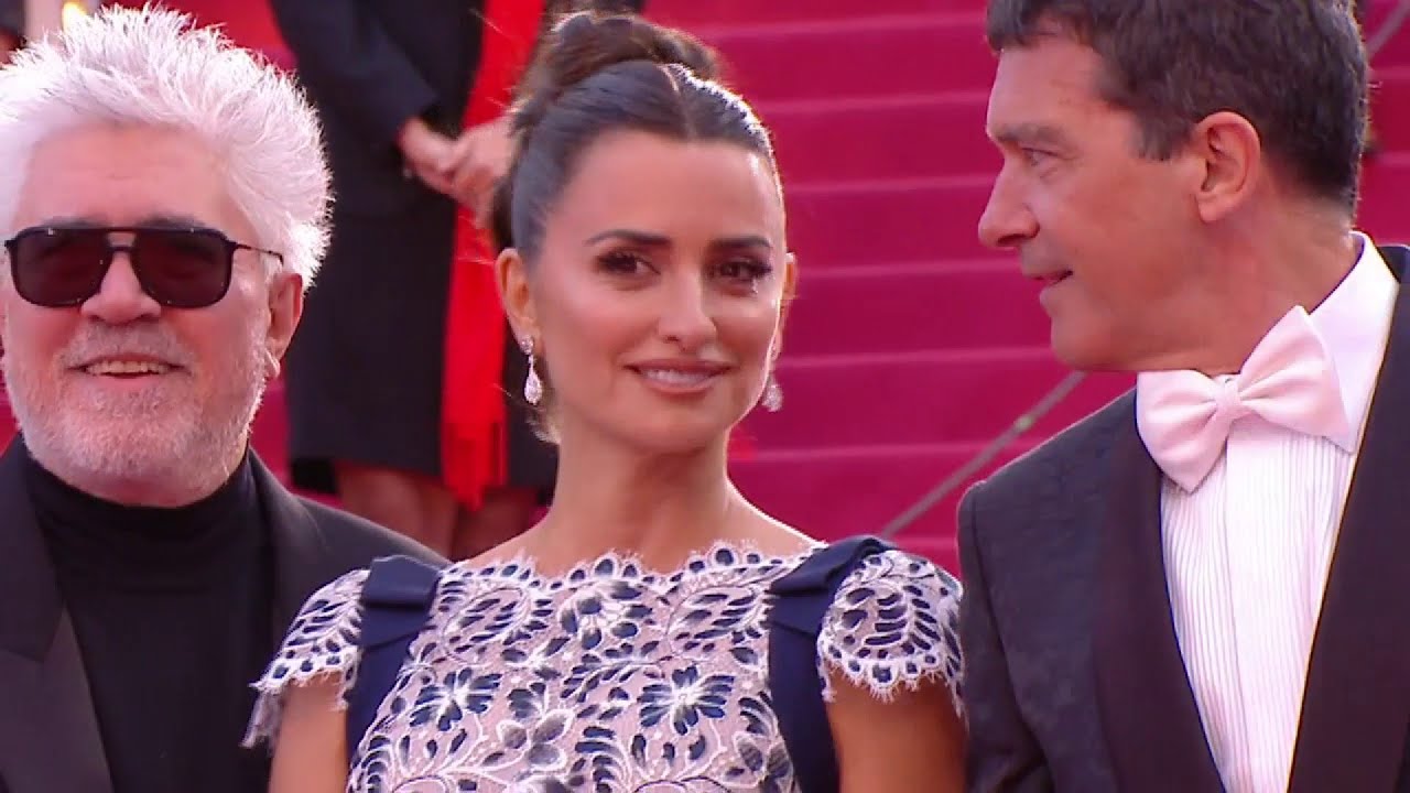 La Montée des marches de l'équipe du film Douleur et Gloire - Cannes 2019