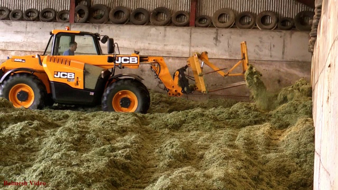 On The Pit - with JCB 526.