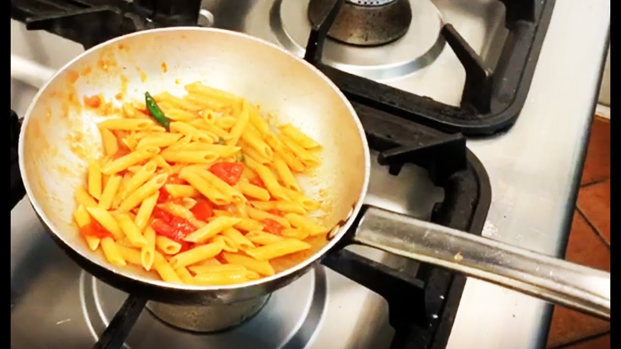 PENNETTE ALL'ARRABBIATA - RICETTA