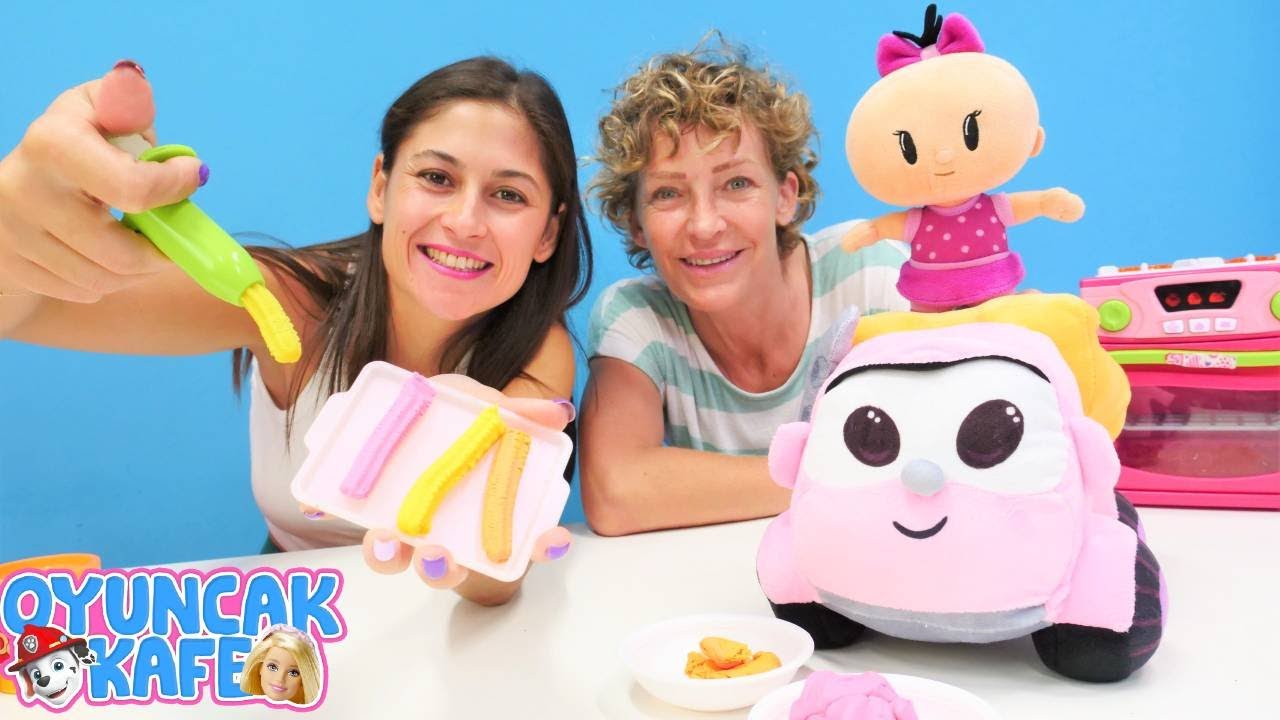 Ayşe ve Nicole Play Doh oyun hamurundan meyveli kurabiye yapıyor. Çocuk videoları