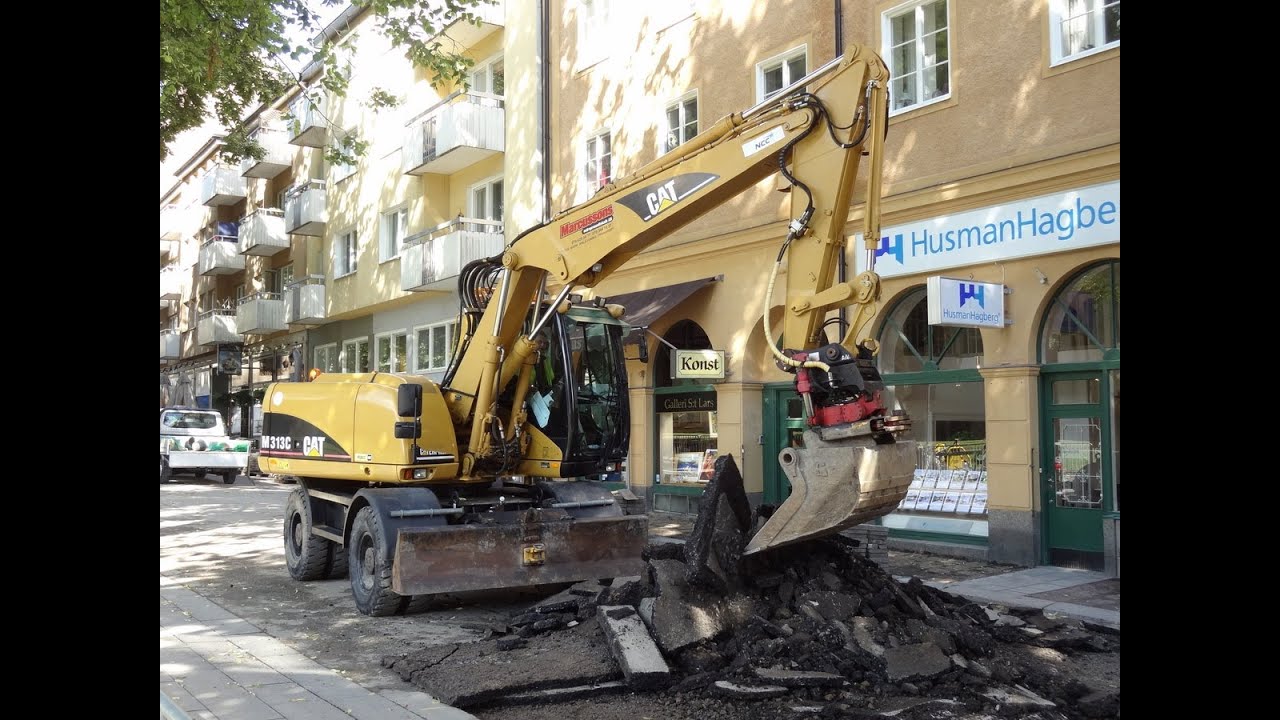 CAT M313C breaking asphalt