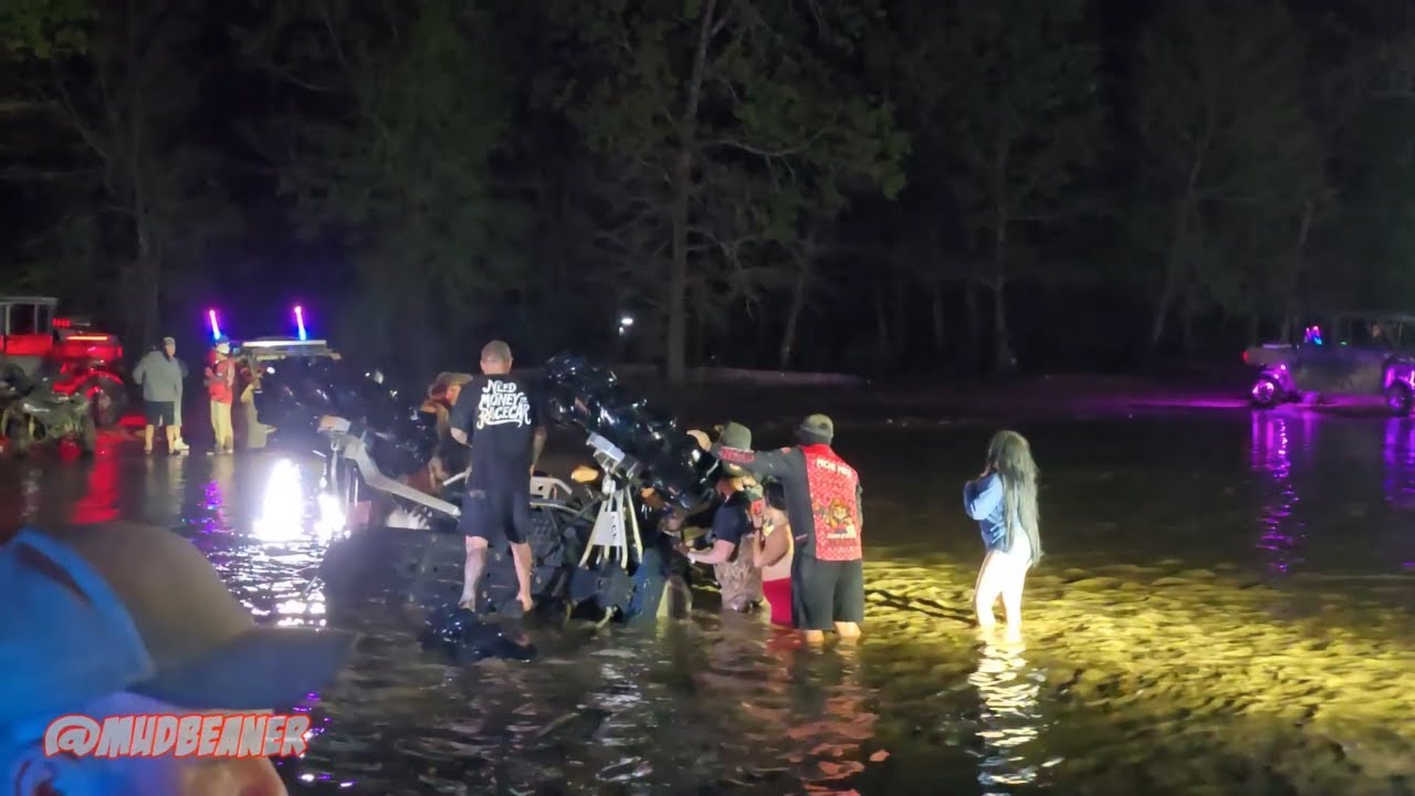 Марди Гра после наступления темноты - Квадроциклетный парк River Run