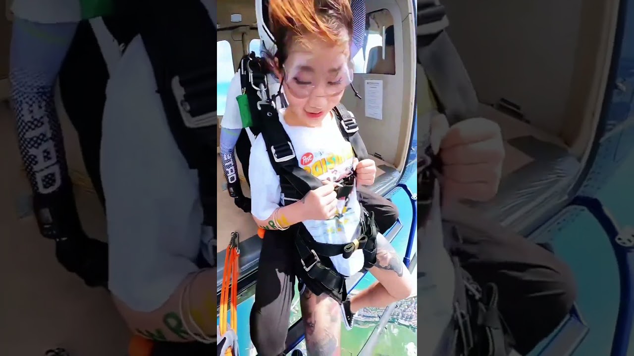 #100000subscribe #parachute #skydiving #parachutejump