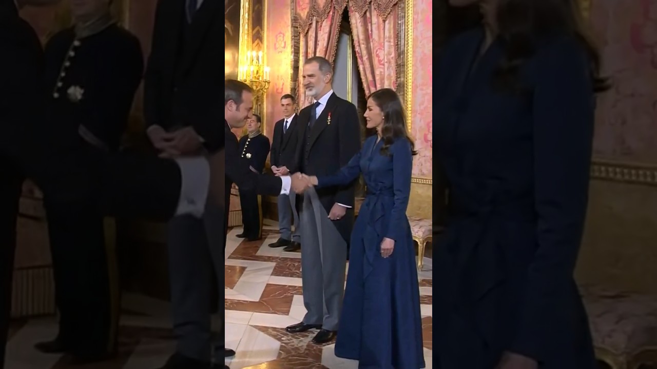 La reacci&oacute;n de la reina #Letizia tras ca&eacute;rsele su pulsera de diamantes y zafiros en plena recepci&oacute;n