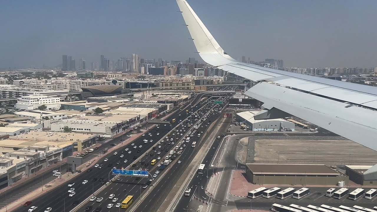 Saudia A321 Makes a Smooth Landing in Dubai ✈️ هبوط سلس لطائرة السعودية A321 في دبي ✈️