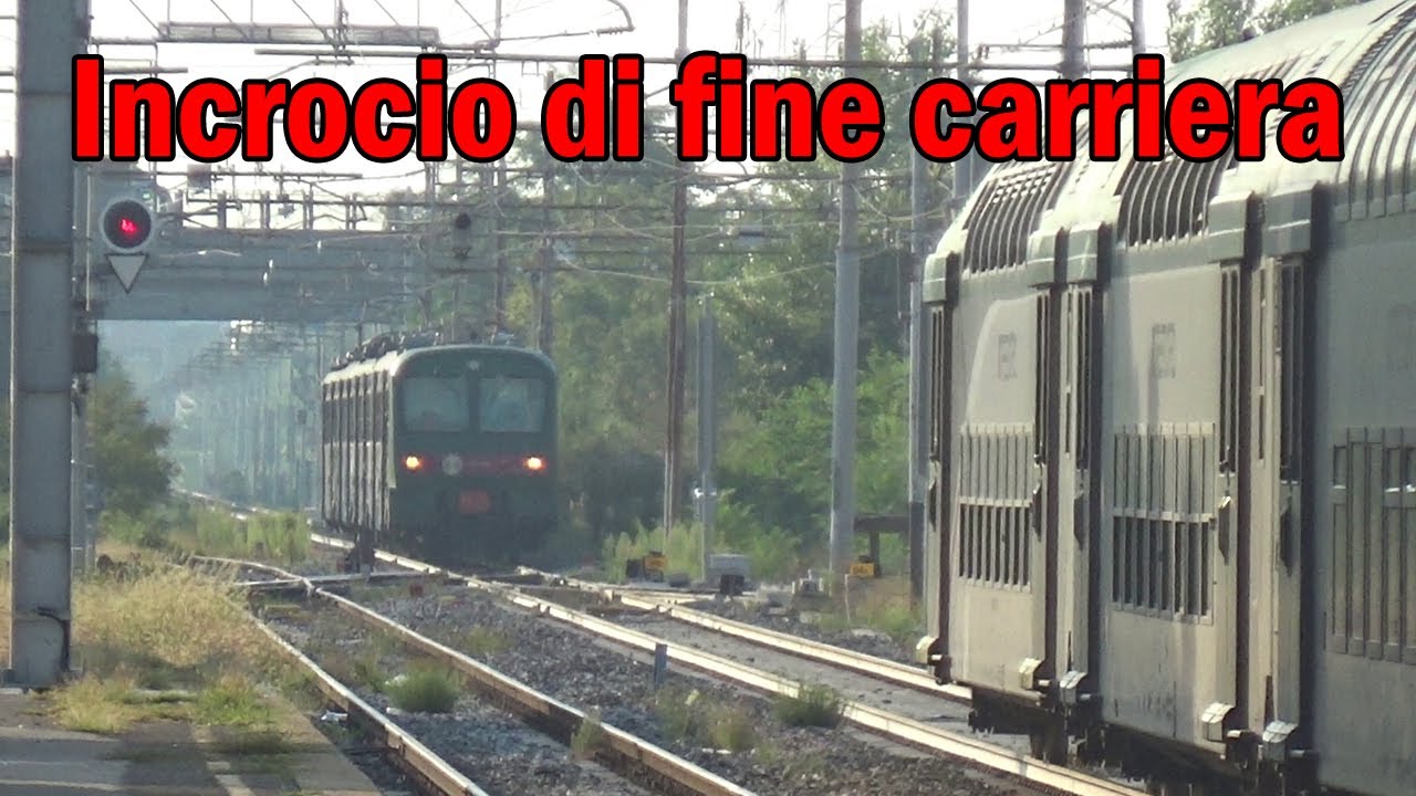 Incrocio a Montello Gorlago tra ALe 582 ed E464 con carrozze a 2 piani Casaralta di Trenord