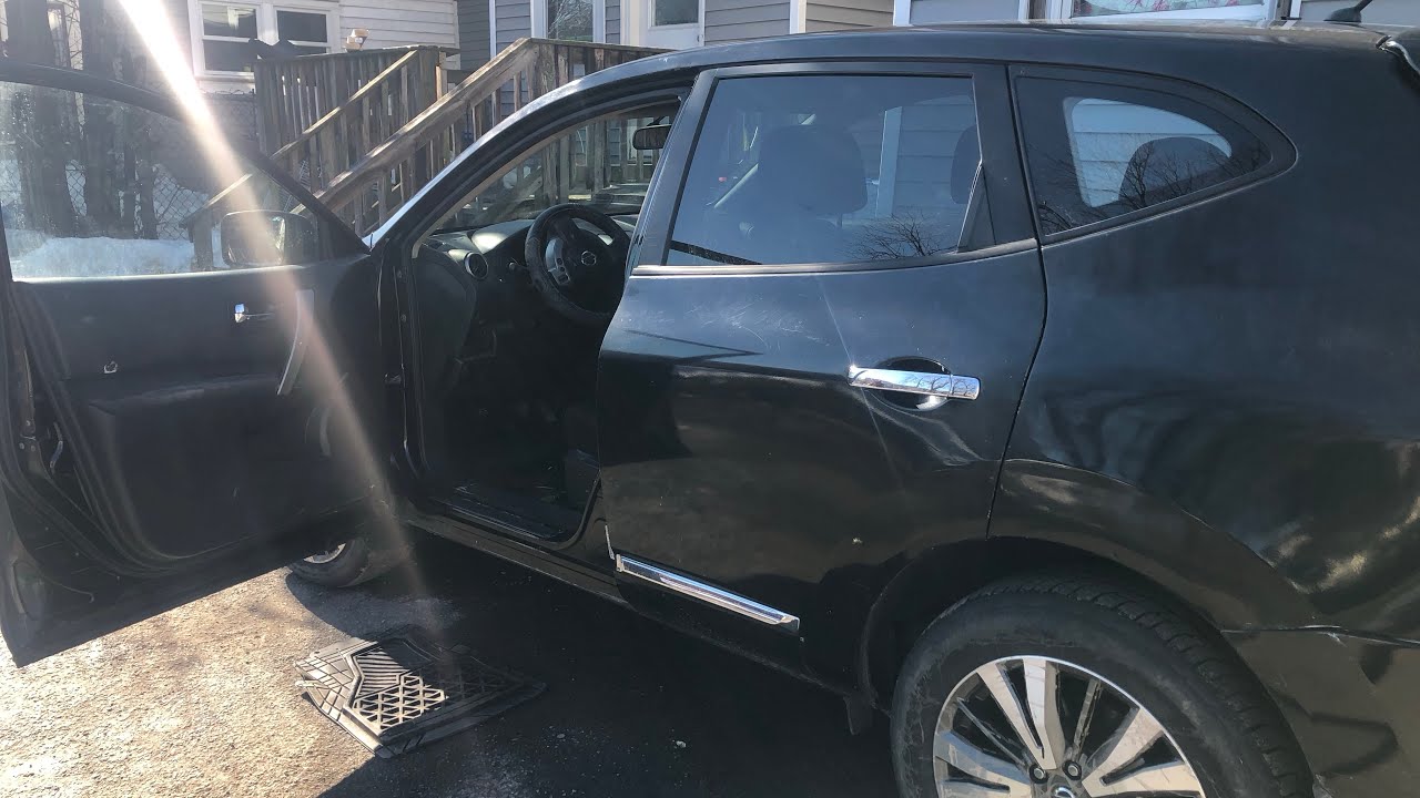 2013 NISSAN ROGUE 2.5L como reemplazar la manija exterior de la puerta del chofer.. (Door handle)