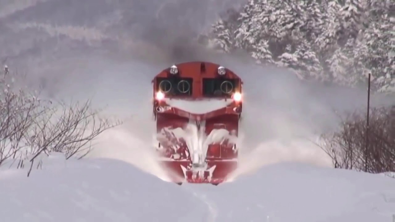 Trenes limpiando de Nieve las Vias del Tren.- 2